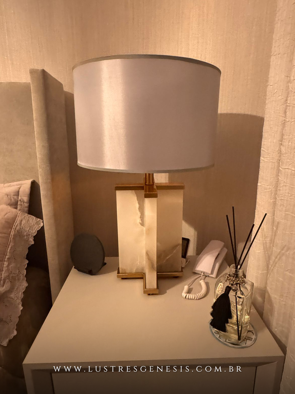 Abajur Moderno Canfi de Mármore Branco com Base Dourada